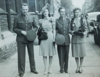 Svatební fotografie Miroslava Kojeckého a jeho britské manželky Sheily (vpravo)