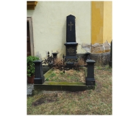 Hrob manželů Vošalíkových u všenorského kostela