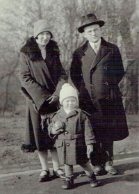 Rodiče s bratrem Jiřím, 1928