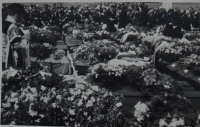 Hromadný pohřeb obětí meziříčské tragédie v květnu 1945