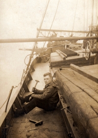 Otec P. Bureše jako nájemný dělník, zde při práci na lodi (Německo r. 1930)