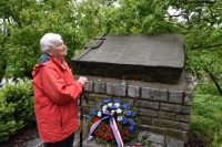 U pomníku obětí u řeky Oslavy ve Velkém Meřičí, 2019