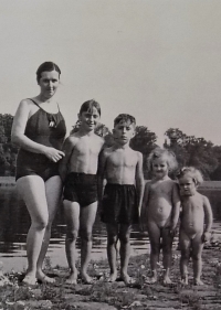 Sourozenci Hořejšovi s maminkou v roce 1939