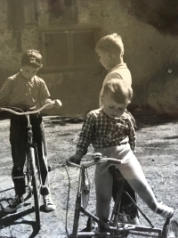 Zdeněk s kamarády ze vsi