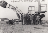 Ladislav (úplně vlevo) při hromadné fotografii na brigádě u elektrárny Tušimice, severní Čechy, 1984