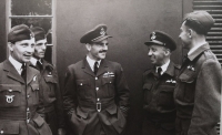 První zleva Vojtěch Bubílek - pamětníkův strýc, druhý zleva Leopold Hřebačka radiotelegrafista, uprostřed velitel 311. čs. bombardovací perutě RAF Jindřich Breitcetl a piloti Bohuslav Tobyška a Alois Mžourek, 21. března 1943