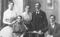 Rodina Šikových: babička Amálie a její děti zleva Tereza, Anna, Josef a Karel