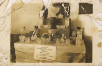 Výstava výrobků ze sklárny Tasice patřící bratrům Císařům, druhá polovina 30. let 20. století; pohlednice