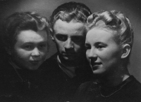 Se sestrou Miluškou (vlevo) a pravděpodobně matkou (vpravo)
