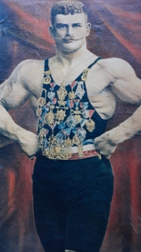 Gustav Frištenský, strýc Zdeňka Frištenského na pohlednici jako symbol krásy a síly.