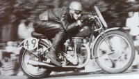 Zdeněk Frištenský při motocyklovém závodě, přelom 40. a 50. let 20. století