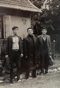 Směrem na šichtu do uhelného dolu (Václav Fořt vpravo), 1968/1969