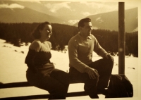 K. Hrubý s manželkou na lyžařském výcviku se svou třídou. Manželka se výcviku účastnila jako zdravotnice