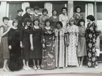 Prvá trieda, ktorú vyučovala Jarmila Krátka. Jarmila = prvá zľava v dolnom rade.
First class, which was taught by Jarmila Kratka (first from the left in the lower row)