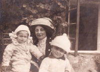 Babička Marie Lukavská s dětmi (Marií a Antonínem)