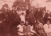 Rodinná svatební fotografie - uprostřed rodiče Pakostovi (Marie a František), vedle Marie babička pamětnice Marie, Branýs nad Orlicí