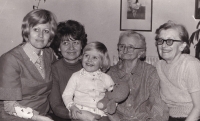 Pět generací žen - dcera Vladimíra Třešťáková, Eva Nebesářová, vnučka Markéta, prababička Marie Lukavská, babička Marie Pakostová
