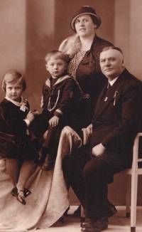 Fialovi v roce 1932, zleva Eva, bratr Václav, maminka Marie (rozená Hamerlová), tatínek Václav