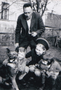 Tatínek s dětmi (Ivo, Eva, Petr) a psem Skokanem, zahrada v Brandýse nad Orlicí 1940