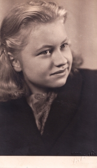 Eva Pakostová (Nebesářová) - 16 let, 1944