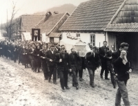 Pohřební průvod Bígrem, který prochází kolem domu Václava Fořta
