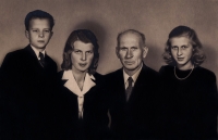 S matkou a dědečkem po smrti otce