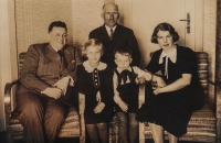S bratrem, rodiči a dědečkem