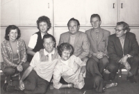 Kristina Balcarová (nahoře v bílém triku) s kolegy z práce, asi 1971