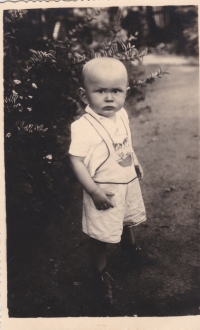 Ladislav Císař (*1942) v období druhé světové války (1944/1945) v Tasicích.