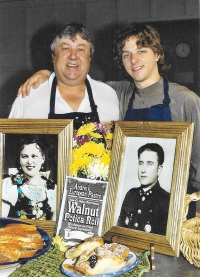 Ján Gadžo so synom Andrejom, portrétmi rodičov a famóznymi orechovými závinmi
druhá polovica deväťdesiatych rokov