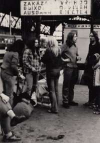 Nucený odjezd do emigrace, loučení na Hlavním nádraží. Zprava: Pavel Zajíček, pamětník, Jana Žitná, sestra Hana, Praha, 21. června 1979