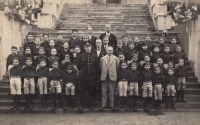 Otec Josef Zapadlo v Sokole (druhý zleva nahoře), Železný Brod, konec 20. let