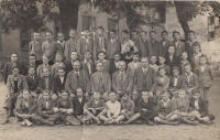 Otec Josef Zapadlo ve škole (druhý zleva nahoře), Železný Brod, konec 20. let