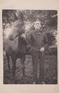 Otec Ladislav Císař (*1899), foceno zřejmě v areálu skláren v Tasicích, kde jako hospodář správcoval a hmotně vypomáhal lidem z blízkého okolí stejně, jako jeho bratr a majitel skláren Čeněk Císař. Dosvědčují to i dopisy obyvatel Tasic a blízkého okolí, zaměstnanců a všech, kterým za druhé světové války vypomáhali. (Dopisy, které potvrzují jejich češství, naleznete v sekci dodatečné materiály.) 