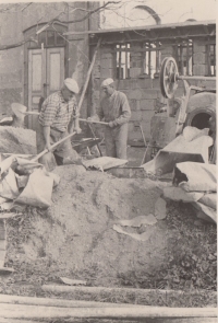 Otec pamětnice, pan Jan Kučera při práci pro OPS Náchod, cca rok 1960 (pán uprostřed v pozadí)