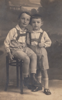 Otec Josef a strýc Jaroslav Zapadlovi, polovina 20. let