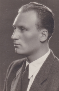 Sergeji Machoninovi (*1918) bylo dáno velkého jazykového nadání. Němčinu se naučil v koncentračním táboře. Překlaládal z ruštiny, srbochorvatštiny, bulharštiny, němčiny, francouzštiny a mnoho dalších jazyků.