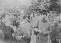 Svěcení kněží v Polsku v Oltarzew Mazowiecki v roce 1986, vlevo Josef Poštulka a další věřící z Prostějova