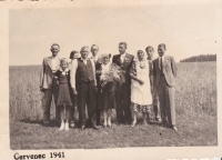 Otec Ladislav Císař první zleva, foceno v Tasicích v červenci roku 1941.