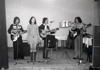 Miroslav Urban (druhý zprava) s bigbeatovou skupinou, 70. léta