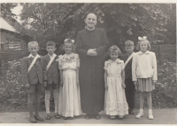 Pamětnice vpravo vedle kněze,  cca rok 1952