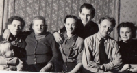 Rodina Záleských, Vladimír s manželkou uprostřed, 1955