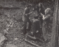 Osada Mechovka. Zprava: Vodolán, Jiří Bílkovský, Kuzma, 1977