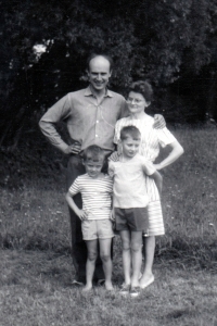 Milan Báchorek s budoucí ženou a dětmi příbuzných / 1967