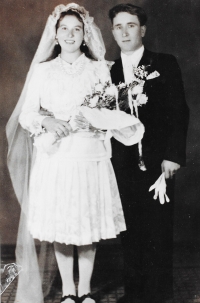 Svadobná fotografia rodičov Jána Gadža, 1945 Strážske