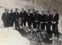 Na pohřbu bratrance Františka Mareše, Václav Fořt první vpravo