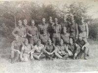 Václav Fořt (čtvrtý vlevo v druhé řadě) na vojenské službě, Krajová
