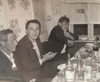Oslavy v Bígru. Václav Fořt (uprostřed) se strýcem Filipem a bratrancem Jožinem