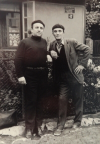 Václav Fořt (vpravo) se svým bratrancem Viktorem, rok 1968/1969