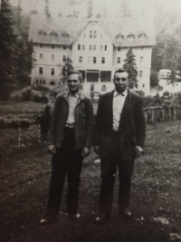 Tatínek Štefan Fořt (vpravo) se svým kamarádem v sanatoriu